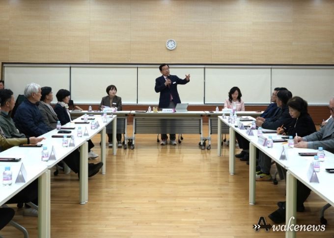 이현재 하남시장이 지난 25일 미사1동 행정복지센터에서 열린 미사1,3동 대상 ‘2025년 주민과의 대화’ 결과보고회에서 인사말을 건네고 있다.