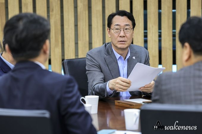 27일 시청 중앙회의실에서 정명근 화성특례시장이 경북 산불피해지역 지원방안 논의를 위한 긴급회의를 주재하고 있다.