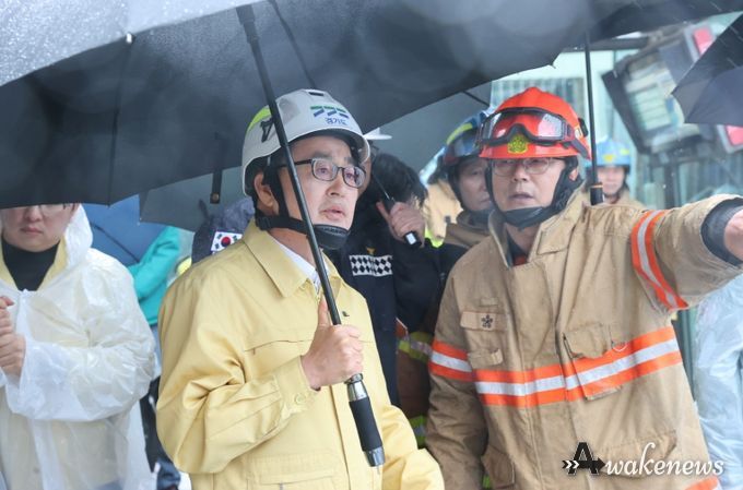 12일 오후 김동연 경기도지사가광명 신안산선 붕괴 사고 현장 방문하여 사고상황을 점검하고 있다.