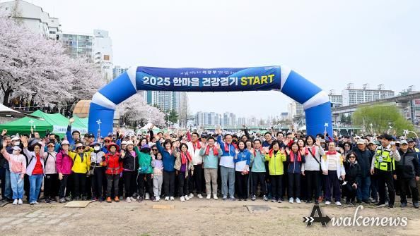김동근 시장이 4월 12일 ‘2025 한마음 건강걷기대회’에서 참가 시민들과 함께 기념사진을 찍고 있다.