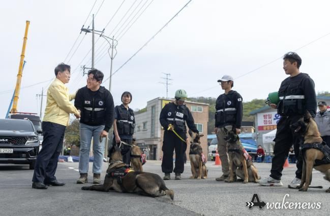 박승원 광명시장이 16일 오후 신안산선 공사현장 붕괴사고 실종자 수색에 큰 역할을 한 (사)한국인명구조견협회 대원들을 격려하고 있다.