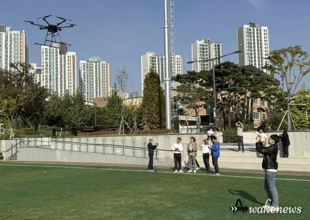 성인 대상 드론자격반에서 드론 조종 실습을 하는 모습