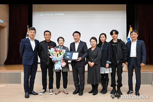 김동근 시장이 5월 9일 어버이날 기념 효행 유공자 표창식에서 장한어버이 표창을 받은 안곡지 씨와 그 가족들과 함께 기념사진을 찍고 있다.