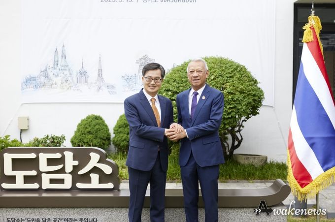 15일 오후 도담소에서 김동연 경기도지사가 피팟 라차낏쁘라칸 태국 노동부 장관과 기념촬영을 하고 있다.