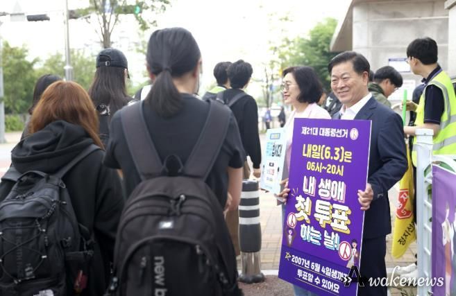 박승원 광명시장이 2일 오전 운산고등학교 앞에서 김정자 운산고등학교장과 함께 등교하는 학생들을 대상으로 투표 독려 캠페인을 진행하고 있다.