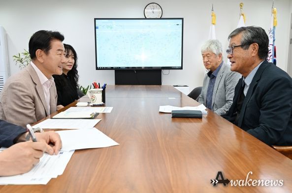 김동근 시장이 6월 2일 전주류씨락봉공파 류풍수 회장단과의 차담회를 갖고 있다.