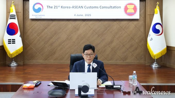 고광효 관세청장이 4일 영상회의로 개최된 ‘제21차 한-아세안 관세청장 회의’에 참석하여 아세안 10개국 관세당국 대표들과 인사하고 있다.