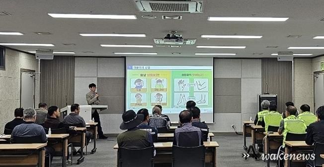 화성특례시가 9일 화성경기타운 기자회견실에서 산림휴양과 직원 대상 풍수해·폭염 대비 안전교육을 하고 있다.