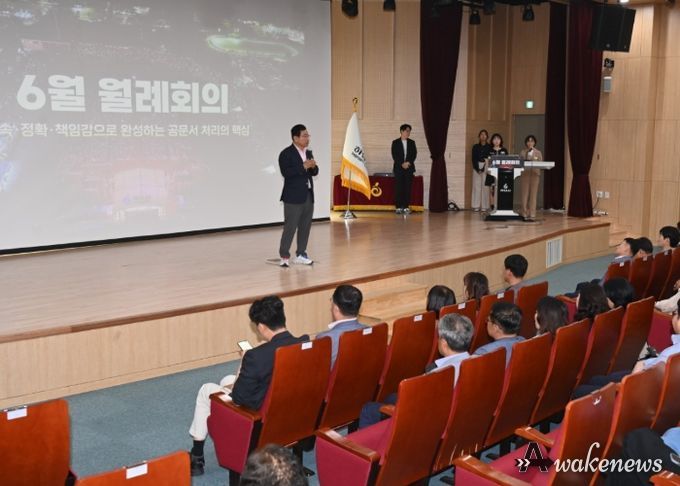 10일 시청 대강당에서 열린 6월 월례회의에서 이현재 하남시장이 인사말을 건네고 있다.