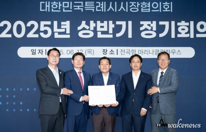 이재준 수원시장(가운데)과 정명근 화성시장(왼쪽 1번째), 이상일 용인시장(왼쪽 2번째), 장금용 창원시장 권한대행(오른쪽 1번째), 이동환 고양시장(오른쪽 2번째)이 건의문에 서명한 후 기념촬영을 하고 있다.