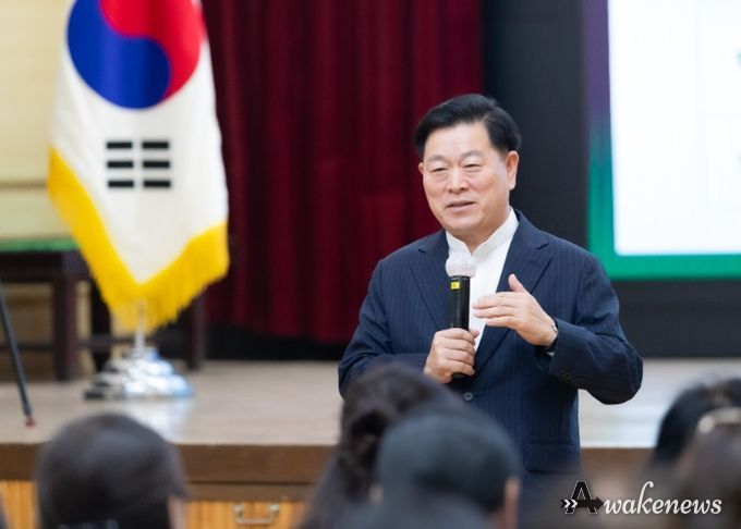 박승원 광명시장이 지난 23일 시청 대회의실에서 열린 '2025년 통장 현장교육'에 참석해 인사말을 하고 있다.