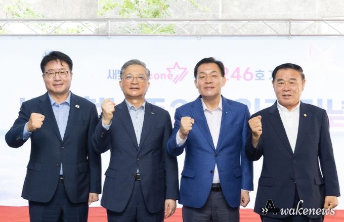 이재준 수원시장(오른쪽 2번째), 이재식 수원시의회 의장, 염태영 의원, LH 이한준 사장이 입주기념식에서 함께하고 있다.