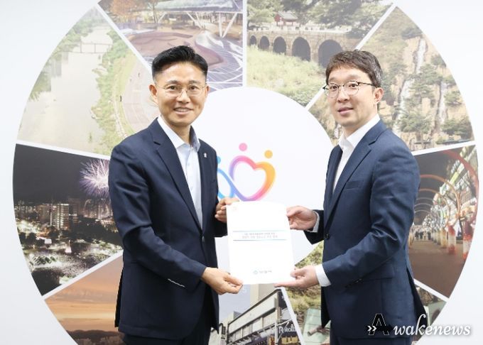 이계삼 안양시 부시장(왼쪽)과 김기범 경기도 철도항만물류국장(오른쪽)이 지난 11일 안양시청에서 서울 서부선·위례과천선 안양권 연장 추진을 위한 면담을 가졌다.