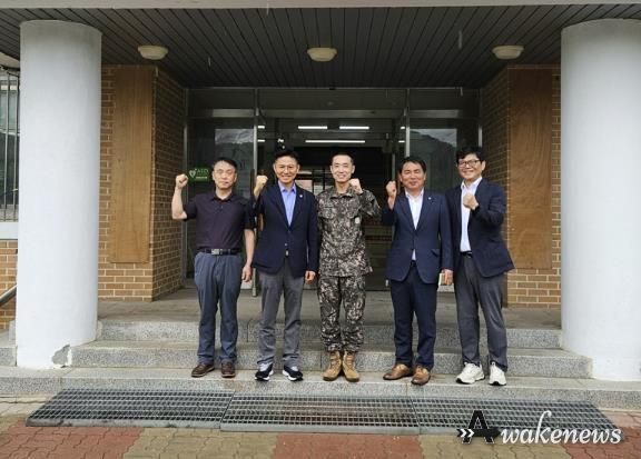 이계삼 안양시 부시장(왼쪽 두번째)과 관계 공무원들이 14일 박달스마트시티 조성 사업지를 방문해 군 관계자(가운데)와 면담하고 기념사진을 찍고 있다