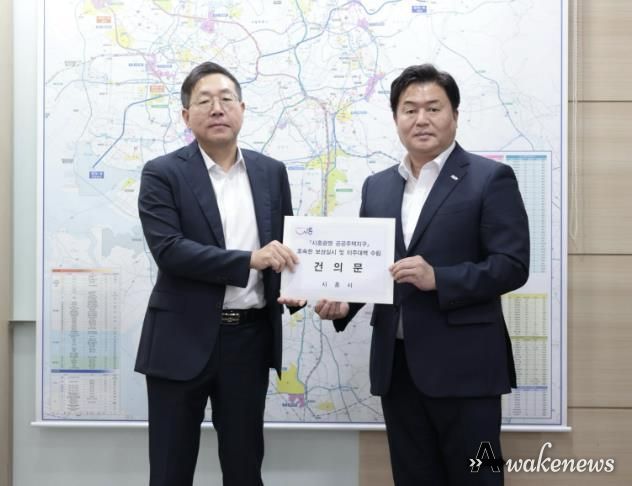 임병택 시흥시장은 최용택 LH 광명시흥사업본부장(사진 왼쪽)에게 건의문을 전달했다
