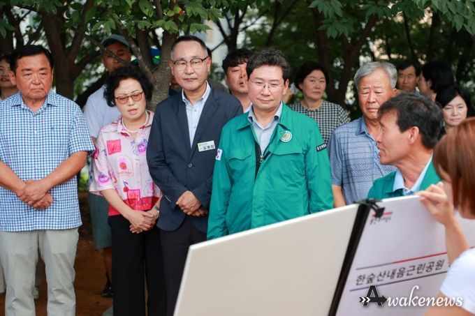 이상일 용인특례시장은 7일 정비가 완료된 남사읍 한숲산내음근린공원 현장점검을 실시했다.