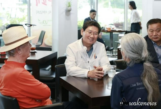 이상일 용인특례시장이 11일 한택식물원을 방문해 현장 관계자와 의견을 나누고 있다.