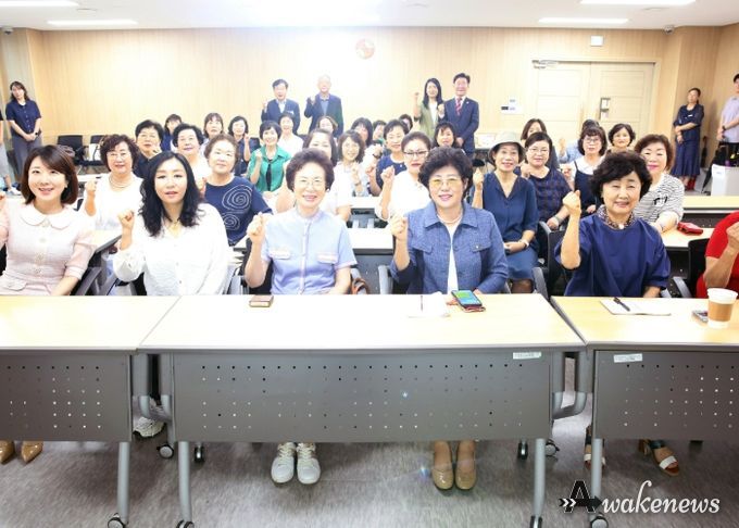 군포시의회 의원연구단체 ‘해피투게더 2’는 13일 군포시산본도서관 대강당에서 한국여성지도자연합군포시지회 회원들과 ‘즐거운 스피치 워크숍’ 행사를 진행하며, 지역 여성 정책에 대한 정보 공유와 토론의 시간을 가졌다.