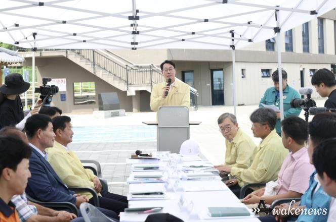 정명근 화성특례시장이 3일 우정읍 고온항에서 진행된 해양사고 대응 '2025년 안전화성훈련'에서 재난안전대책본부 회의를 주재하고 있다
