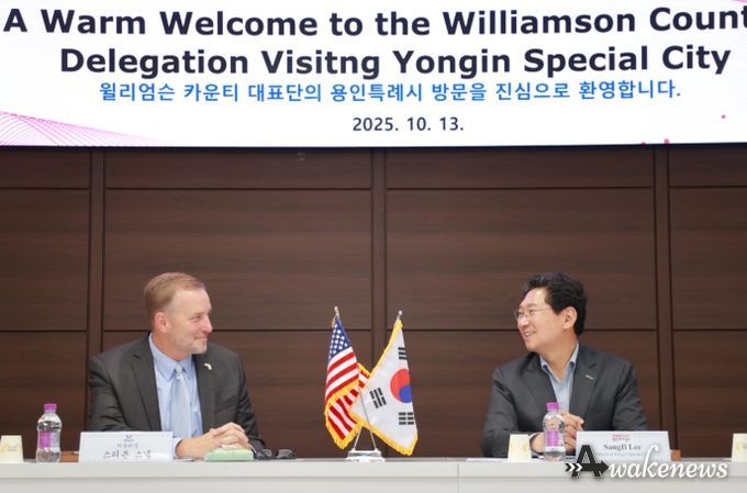 이상일 용인특례시장(오른쪽)과 스티븐 스넬(왼쪽)미국 텍사스주 윌리엄슨카운티장이 13일 용인특례시청 접견실에서 양 도시의 발전 방안을 논의하고 있다.