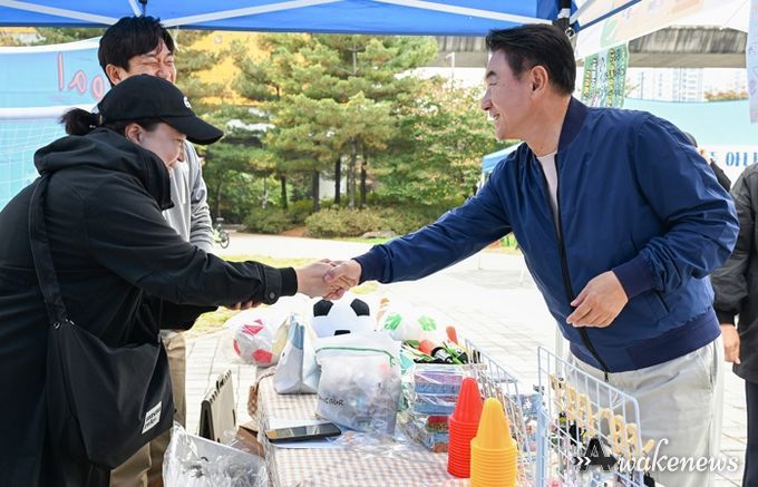 김동근 시장이 10월 26일 의정부2동 주민자치회의 ‘친환경 아나바다 장터’에 참석해 주민들과 소통하고 있다.