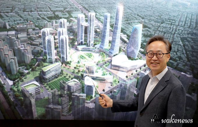 유성훈 금천구청장이 공군부대 개발 조감도를 설명하고 있다