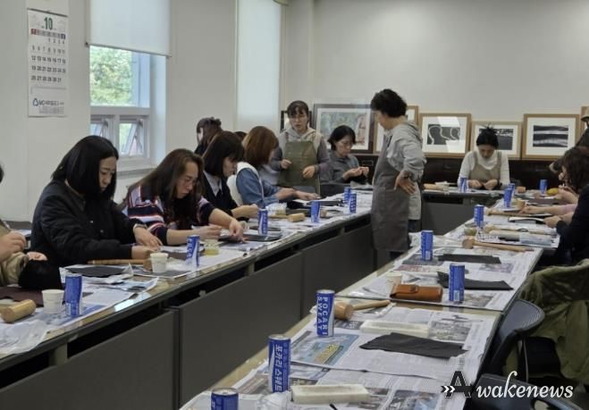 수원시 팔달구 화서2동 새마을문고회, 가죽 공예 프로그램 운영