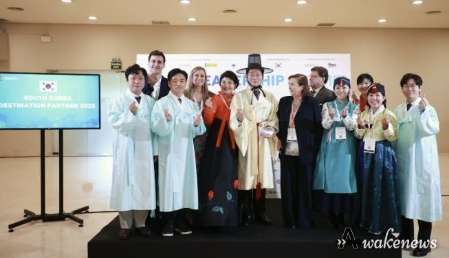 22일 세비야 피베스에서 이상일 시장과 시 대표단이 한복을 입고 기념사진을 촬영하고 있다