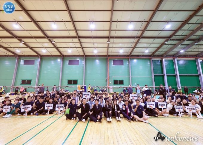 참가 선수 및 관계자가 단체사진을 찍고 있다.