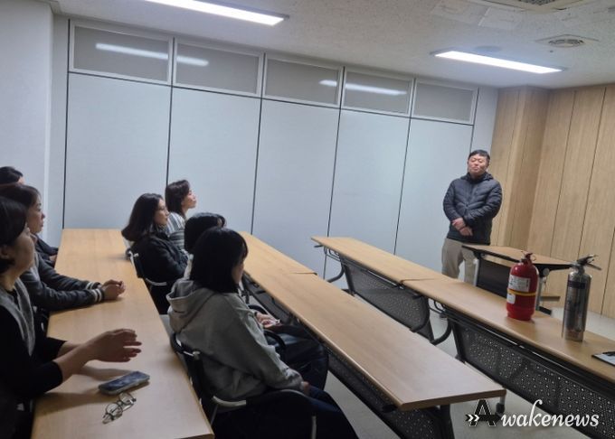 민원콜센터 직원 대상 소방훈련에 대해 설명하고 있다.