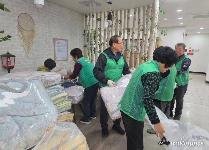 광명시 광명5동 새마을지도자협의회와 새마을부녀회는 지난 28일 관내 어려운 어르신과 취약계층을 돕기 위해 ‘따뜻한 겨울 이불 나눔 행사’를 열었다.