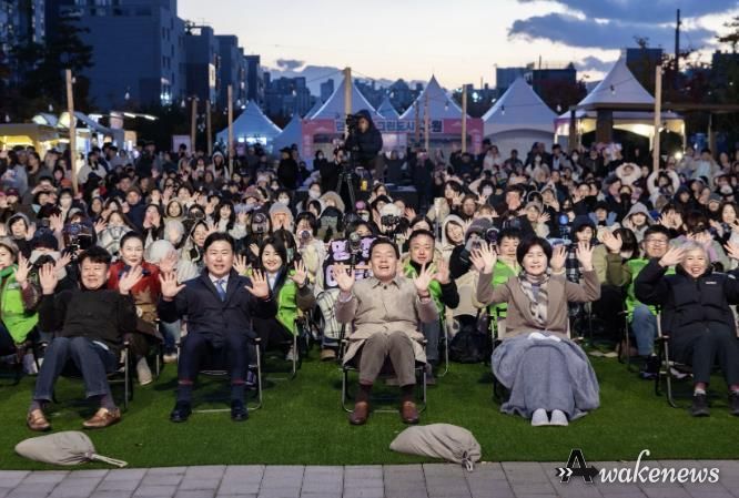 이재준 수원시장(가운데), 백혜련 의원(수원시을), 수원시의회 윤경선 의원, 이병진 수원도시재단 이사장, 김종석 권선구청장 등이 탄소중립 한마당 축제에 참가한 시민들과 함께하고 있다.