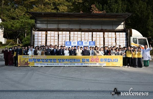 김동근 시장이 11월 4일 가톨릭대학교 의정부성모병원 체육시설 주차장에서 열린 성모자선회의 라면 전달식에서 함께 기념사진을 찍고 있다.