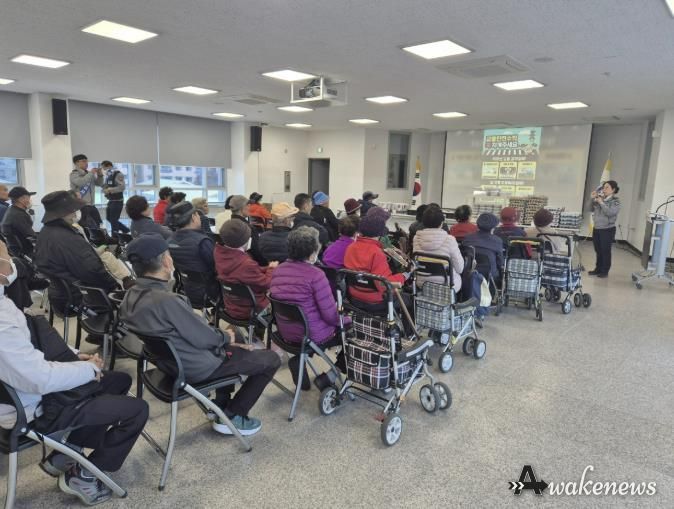 여주시 오학동 지역사회보장협의체, '오학, 나눔을 잇다' 행사에서 여주경찰서 교통과와 함께 교통안전수칙 교육 실시