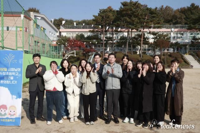 이상일 용인특례시장이 처인구 원삼면 두창초등학교에서 학교환경 개선을 위한 간담회를 열었다.