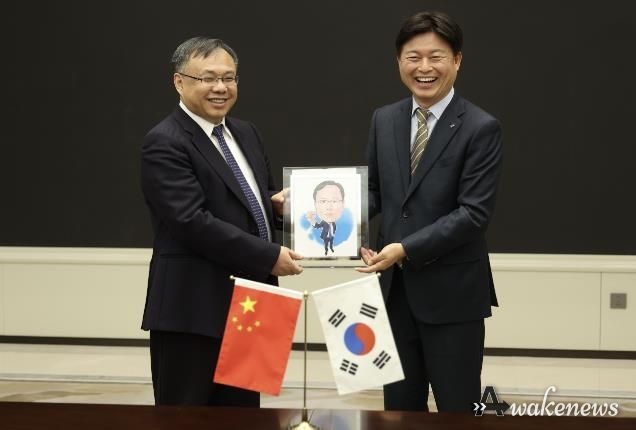 조용익 부천시장(오른쪽)이 2일 왕흐어성 하얼빈시장을 만나 자매결연 체결 30주년을 기념하며 사진을 촬영하고 있다.