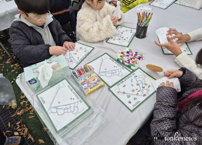‘우리 마을 지도’ 만들기에 참여한 어린이들