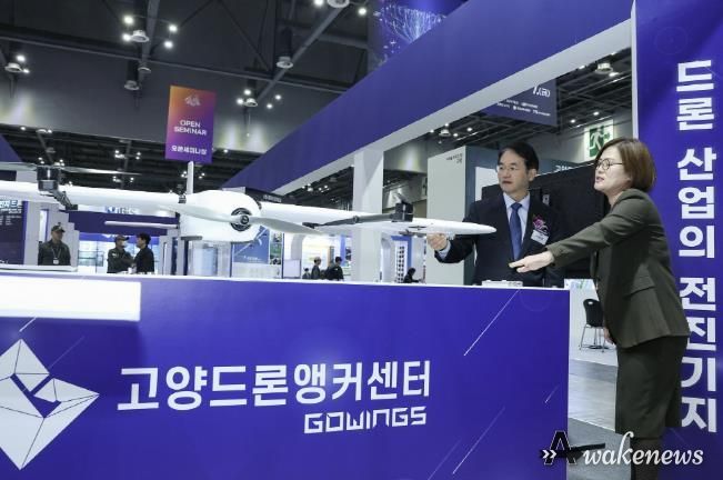 2025 드론·도심항공모빌리티 박람회’에서 고양드론앵커센터 섹터를 찾은 이동환 고양특례시장