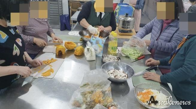 새빛 사회관계망 프로그램에 참여한 시민들이 음식을 만들고 있다.