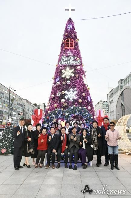 이민근 안산시장(앞줄 오른쪽 다섯번째)이 지난 9일 안산문화광장 썬큰광장에서 점등식을 마치고 성탄트리 앞에서 기념촬영을 하고 있다.