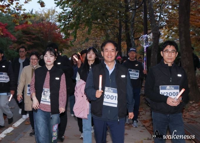 이동환 고양특례시장과 시민들이 일산호수공원을 걷고 있다.
