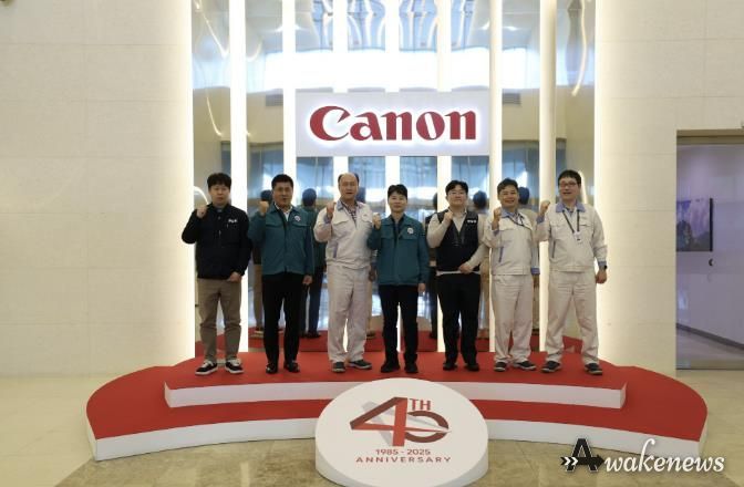 허남석 안산시 부시장(가운데)이 11일 캐논코리아(주)를 방문해 안전점검 컨설팅을 마치고 기념촬영을 하고 있다.