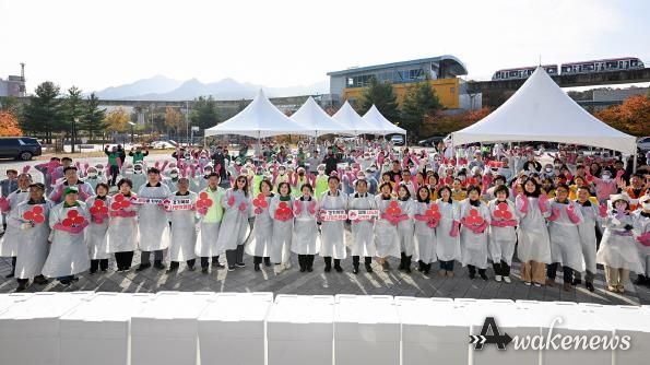 김동근 시장이 11월 11일 ‘제20회 김장나누기 행복곱하기’ 행사에서 참여자들과 기념사진을 찍고 있다.