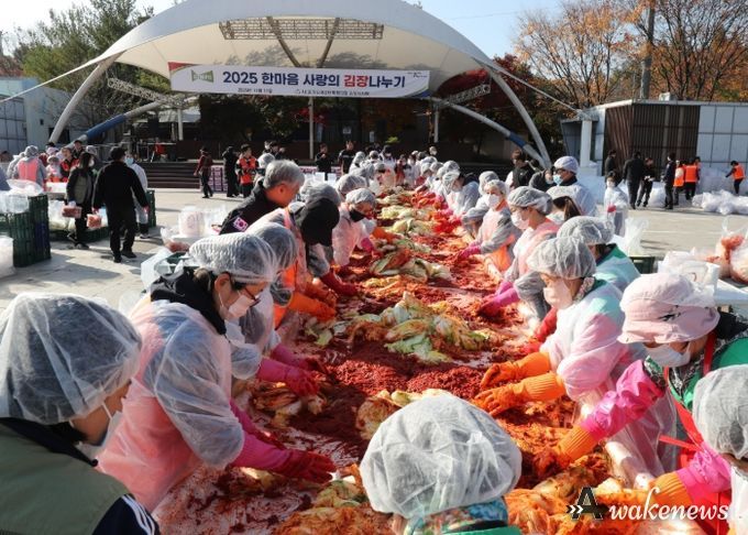 (사)경기도여성단체협의회 김포시지회가 지난 11일 사우문화체육광장에서 ‘한마음 사랑의 김장나누기’ 행사를 개최했다.