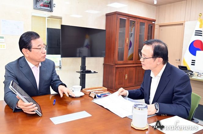 이현재 하남시장이 지난 11일 경기도교육청 북부청사에서 임태희 경기도교육감과 면담을 갖고 하남교육지원청 신설, 위례·감일신도시 과밀학급 해소 등 주요 교육 현안을 논의하고 있다.