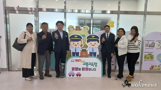 몽골 허브드주 발진냠 부얀토그토흐 문서관리과장(오른쪽에서 3번째)과 공무원 일행이 성남시 어린이 교통교육장을 방문해 기념사진을 찍고 있다
