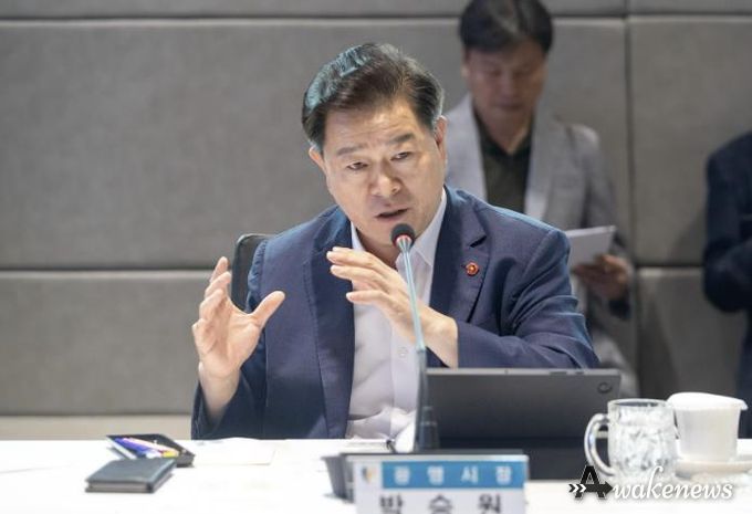 박승원 광명시장이 지난 9월 시청 컨퍼런스룸에서 열린 '2025년 제2차 재정전략회의'에 참석해, 재정 전문가들과 함께 국가 재정정책 기조에 따른 지방 대응 전략과 광명시 재정 혁신 방향을 심도 있게 논의했다.