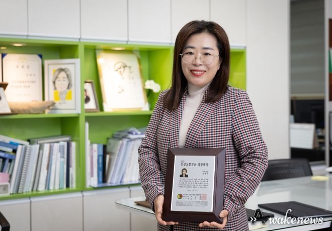 강혜숙 시의원이 ‘2025 한국선진교통문화 의정대상’ 상패를 들고 기념촬영을 하고 있다.