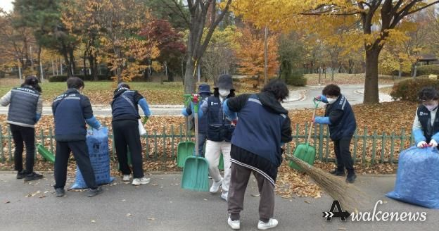 수원시 영통구 영통2동, 덕영대로 일대 낙엽 대청소 실시