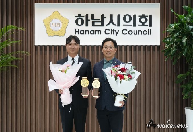 11월 14일 경기동부권시‧군의장협의회 ‘제12회 의정활동 우수의원’ 수상의 영예를 안은 오승철 의원(사진 오른쪽)과 우수 직원 임종복 정책지원관이 기념사진을 찍고 있다. (사진_하남시의회 제공)